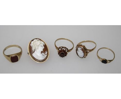 A 9ct gold cameo brooch, 9ct cameo ring, 9ct garnet cluster ring and two other rings, total weight approx.14g