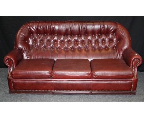 A modern three seater leather button down settee, width 184cm