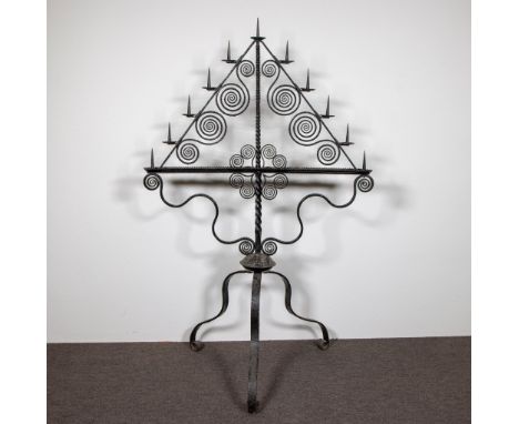 19th century wrought iron church candlestick with geometric decoration19e eeuwse smeedijzeren kerkkandelaar met geometrische 