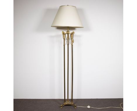 Vintage brass floor lamp decorated with lion headsVintage staanlamp in messing versierd met leeuwenkopjesH 195 cm