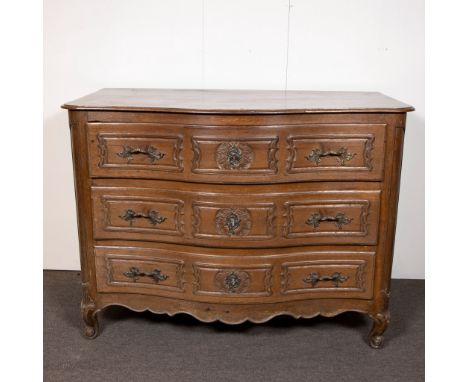 French provincial Louis XV carved oak three-drawer commodeFranse landelijke Louis XV gesneden eikenhouten ladenkast97 x 127.5