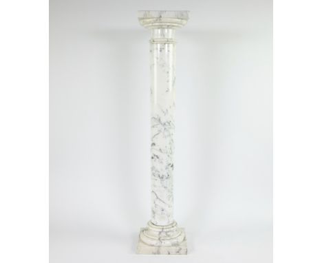 White marble pedestal light black veinedWit marmeren pedestal licht zwart geaderdH 100 cm