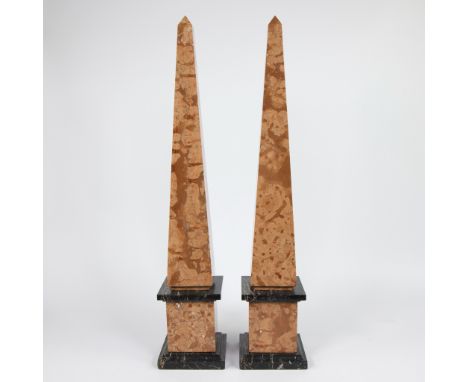 'Grand Tour' obelisks, light brown and black marble ca 1880, ItalianObelisken 'Grand Tour', lichtbruin en zwart marmer ca 188
