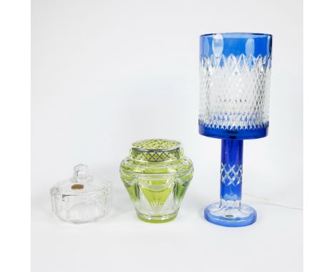 Lot Val Saint Lambert table lamp in blue crystal, picque fleurs in green crystal and bonbonnièreLot Val Saint Lambert tafella