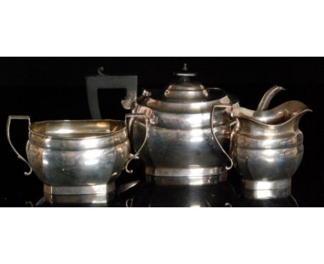 A George V hallmarked silver three piece tea service comprising of teapot, sugar bowl and milk jug, each of hexagonal outline