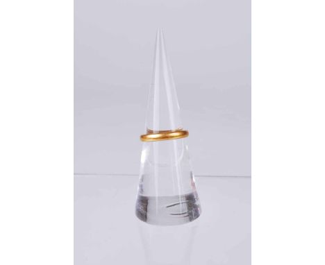 A 22 ct gold band,  Size K, 2.7 g