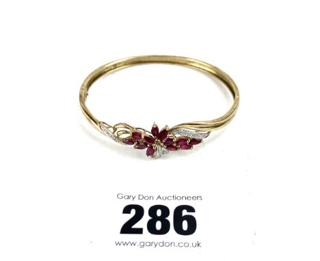 9k gold bangle with pink and white stones, w: 11.9 gms