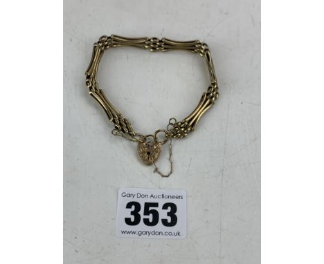 9k gold gate bracelet with heart lock, 7" long, w: 11.7 gms