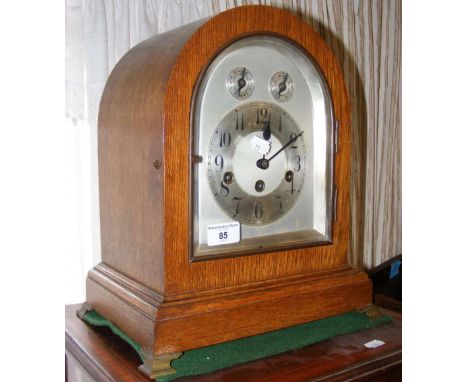 Antique oak cased chiming mantel clock - 35cm high