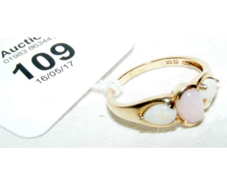 A 9ct gold opal ring