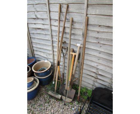 Good collection of garden tools