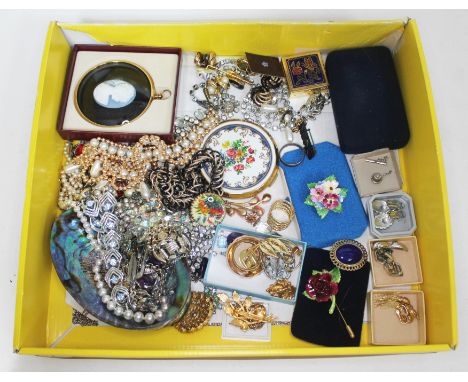 A quantity of vintage costume jewellery. 