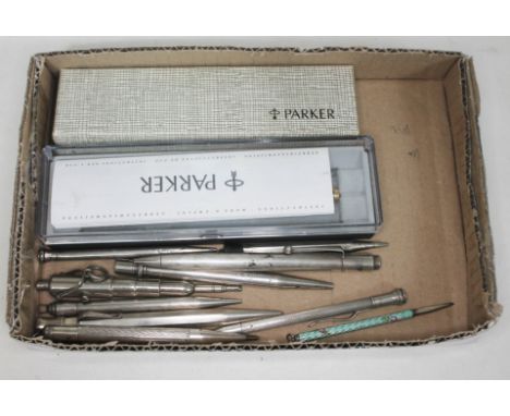 A quantity of vintage pens and propelling pencils. 