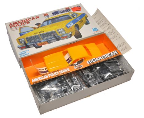 A Yodel 1/24 scale plastic model kit of a Dodge Monaco in New Jersey Police livery, part of the American Police Series. The k