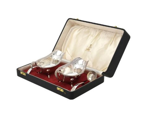 A cased pair of silver oval sauce boats and Old English pattern sauce ladles by Viner's Ltd., Sheffield 1961, the sauce boats