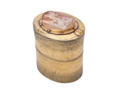A shell cameo set gilt oval box, stamped Sterling with indistinct signature, the lid set with an oval shell cameo of a quadri