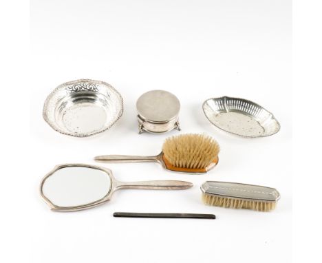 A GROUP OF SILVER AND FOREIGN WARES (7)Comprising; a circular hinge lidded trinket box, raised on three feet, Birmingham 1965