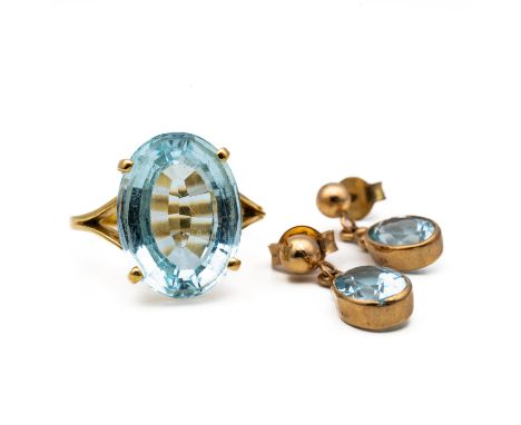 A GOLD AND BLUE TOPAZ SINGLE STONE RING AND A PAIR OF GOLD  AND BLUE TOPAZ EARRINGS (3)The ring detailed indistinctly 18 K, r