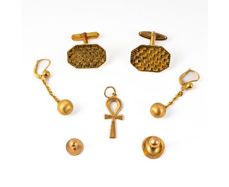A GROUP OF GOLD ITEMS (7)Comprising; one 18ct gold cufflink, gross weight 7.9 grams, a similar cufflink unmarked, gross weigh