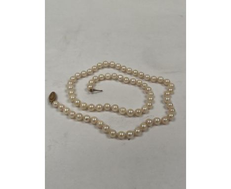 A pearl necklace with 9ct clasp. 17" long.
