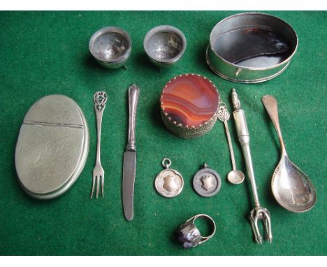 A silver retractable pickle fork, two silver mini cauldrons etc. 