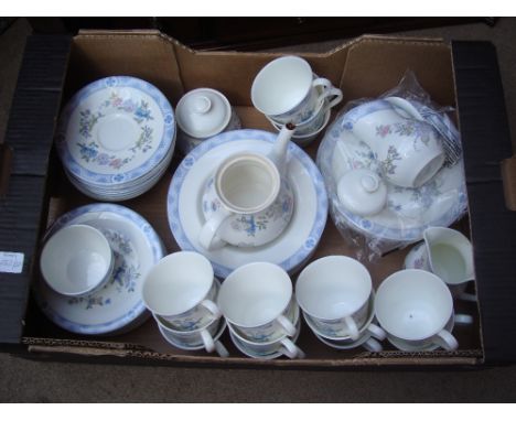 A Royal Doulton Coniston pattern part tea and dinner service comprising eleven plates (20.5cm diameter), eight dessert bowls,