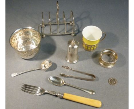 SILVER BEAKER OF FLOWER AND FOLIATE DESIGN BY CHARLES EDWARDS, LONDON 1905, 42g (H: 5.8 cm, DIA: 8 cm), SILVER SUGAR SCOOP, N