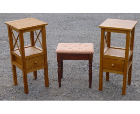 A PAIR OF WOODEN BEDSIDE TABLES WITH A DRAWER IN THE UNDERTIER (H: 76 cm, W: 34 cm) AND AN UPHOLSTERED STOOL