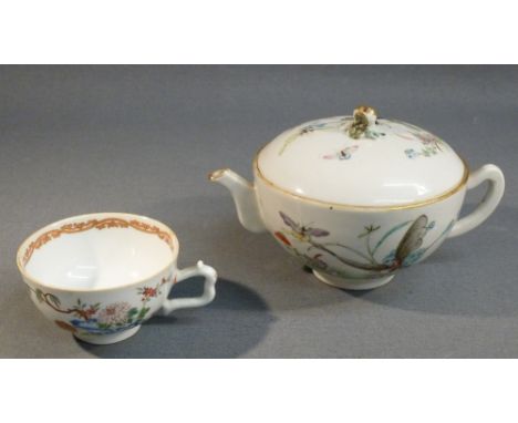 CHINESE FAMILLE ROSE PORCELAIN TEAPOT (H: 9.8 cm, W: 15 cm HANDLE TO SPOUT) AND TEA CUP (DIA: 7.6 cm)