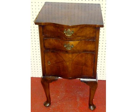 WALNUT BEDSIDE CABINET WITH A SERPENTINE FRONT, TWO DRAWERS AND A PANEL DOOR ON CABRIOLE LEGS (71 cm x 41 cm x 40 cm)