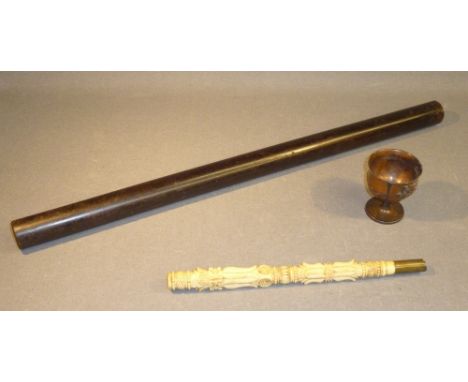 A VICTORIAN IVORY PARASOL HANDLE, CARVED, AN EBONY TURNED STICK/COSH (L: 46 cm) AND A CHINESE METAL GOBLET DECORATED WITH A D