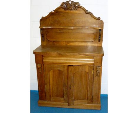 VICTORIAN CARVED WALNUT CHIFFONIER WITH A SHELF ABOVE DRAWER AND TWO PANELLED DOORS ON A PLINTH BASE (142cm x 87.5cm x 40cm)