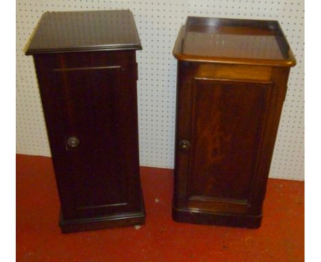 A VICTORIAN MAHOGANY BEDSIDE CUPBOARD WITH A THREE QUARTER GALLERY ABOVE AND SINGLE SHELVED INTERIOR WITHIN A PANEL DOOR ON A