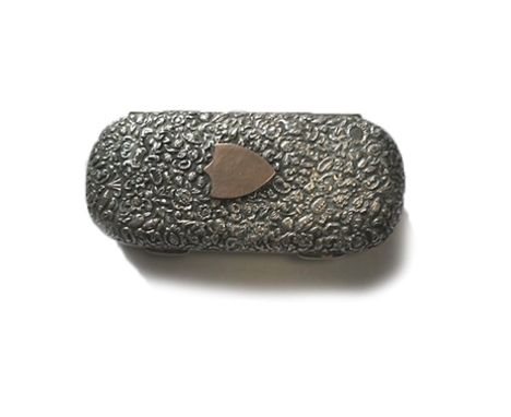 Edward Smith, Birmingham 1832, rectangular, with all-over engine-turned decoration, floral thumbpiece, 6,9cm wide; and anothe