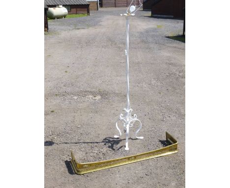 EDWARDIAN ADAM STYLE PIERCED BRASS FENDER (13 cm x 122 cm x 31.5 cm) AND A WHITE PAINTED WROUGHT IRON STANDARD LAMP (H: 158 c