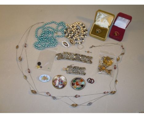 QUANTITY OF COSTUME JEWELLERY, EARLY C19th PAINTED CIRCULAR DOMED ENAMEL DEPICTING AN ITALIANATE SCENCE WITH SWEETHEARTS, 3 W