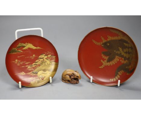 Two Japanese lacquer bowls and a carved wood rat netsuke, largest diameter 11.5cm