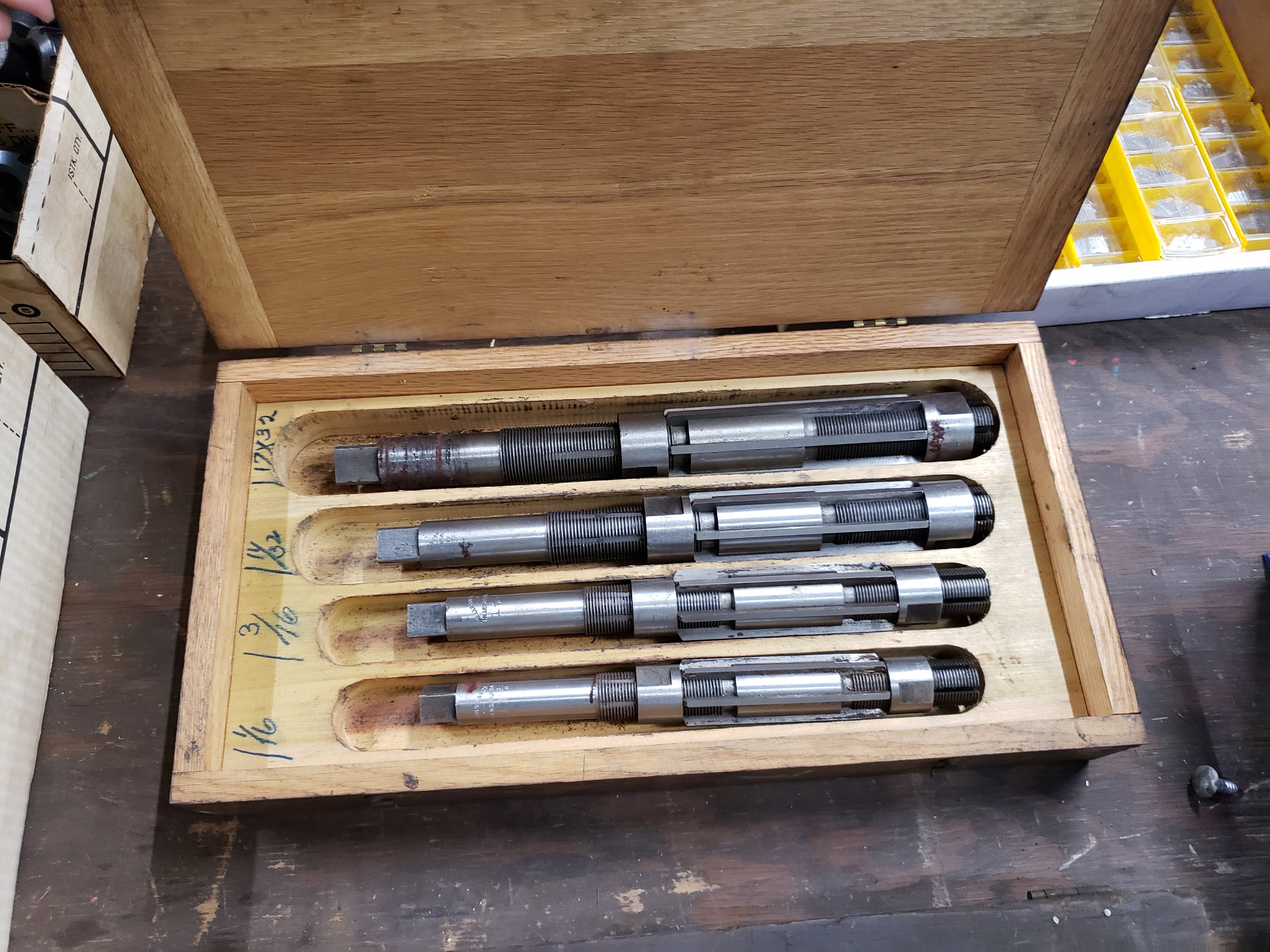 Set of adjustable reamers