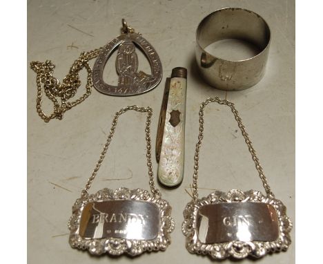 A modern silver St Georges Chapel pendant on finelink chain; together with a pair of silver decanter labels; silver napkin ri