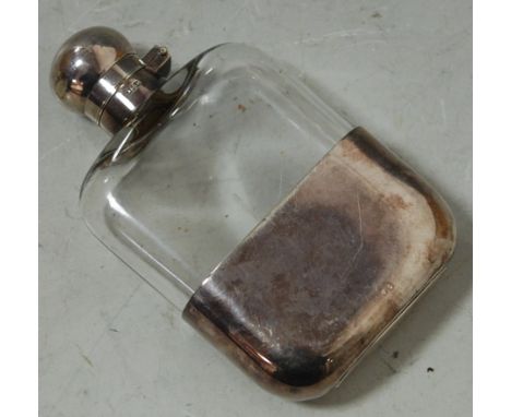 An early 20th century glass hip flask with silver plated mount Condition Report / Extra Information Screw cap good.
No glass 