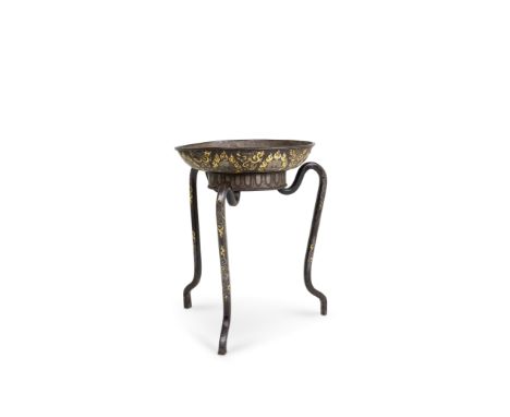 PLAT D'OFFRANDE RITUEL ET SON TRÉPIED EN ACIER DAMASQUINÉ OR ET ARGENTTIBET ORIENTAL, XVE/XVIE SIÈCLE Himalayan Art Resources