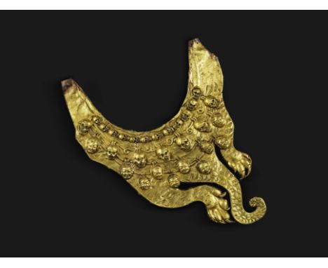 TABLIER DE CHAKRASAMVARA EN FORME DE PEAU DE TIGRE ORNÉE DE TÊTES COUPÉES ET CRÂNES EN ALLIAGE DE CUIVRE REPOUSSÉ ET DORÉTIBE