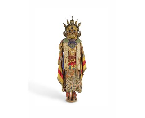 COSTUME DE DANSE RITUELLE CHITIPATI AVEC MASQUE EN PAPIER-MÂCHÉ, ROBE ET BOTTES EN SOIE PEINTE ET BRODÉEMONGOLIE, XIXE SIÈCLE