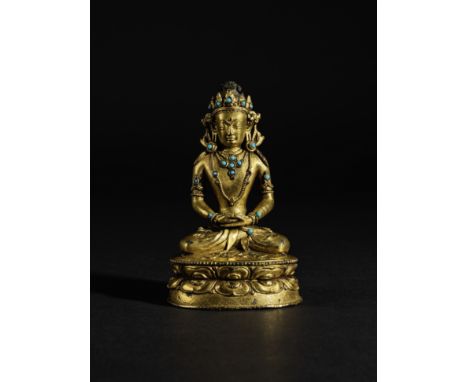 STATUETTE D'AMITAYUS EN ALLIAGE DE CUIVRE DORÉTIBET, VERS XVIE SIÈCLE Himalayan Art Resources item no. 205029 12.5 cm (4 7/8 