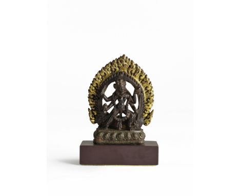STATUETTE DE DAKINI EN BOIS MONTÉ SUR SOCLE ET MANDORLE EN ALLIAGE DE CUIVRE DORÉNÉPAL, VERS XVIIE SIÈCLE Himalayan Art Resou
