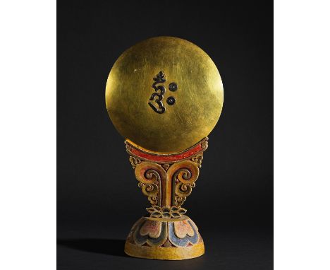 MIROIR D'ORACLE EN LAITON DORÉ ORNÉ D'ARGENT SUR SOCLE EN BOIS POLYCHROMEBOURIATIE, XIXE SIÈCLE Himalayan Art Resources item 