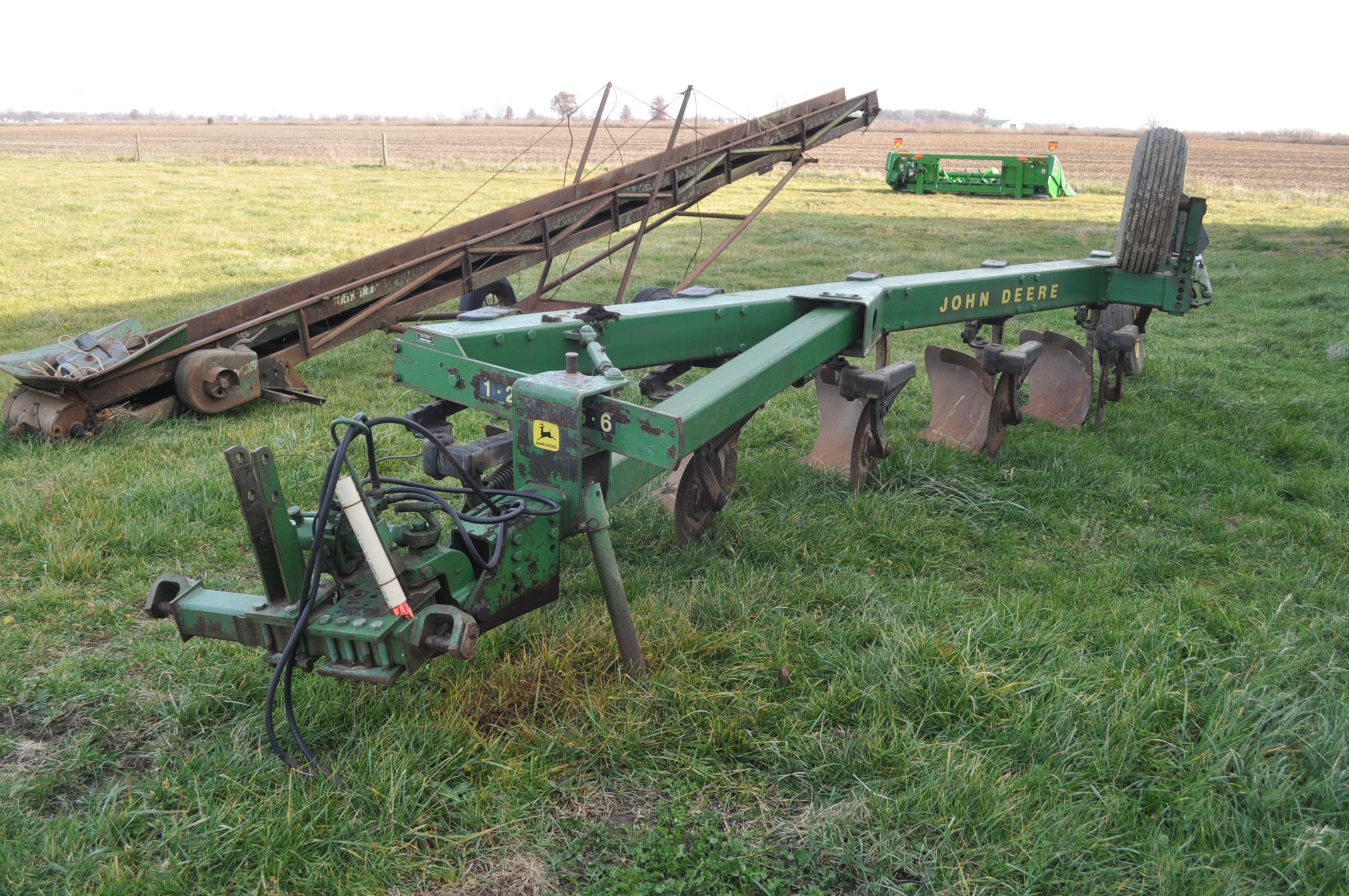 John Deere 2700 moldboard 5 bottom plow, variable width, toggle trip