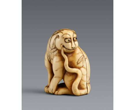 Netsuke eines sitzenden Tigers. Elfenbein. 18. Jh.Bez. in rechteckiger Kartusche: TomotadaMit leicht angehobener linker Vorde