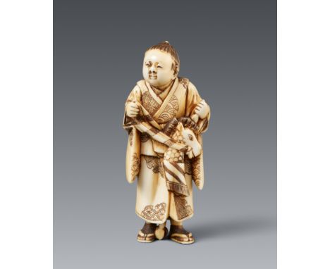 Netsuke eines Jungen mit Steckenpferd. Elfenbein. Spätes 19. Jh.Sign.: MasaharuStehend in einem langärmeligen Gewand mit groß