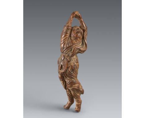 Netsuke eines sennin. Nadelholz. Frühes 18. Jh.Stehend auf Zehenspitzen und sich in drehender Bewegung nach oben streckend, m